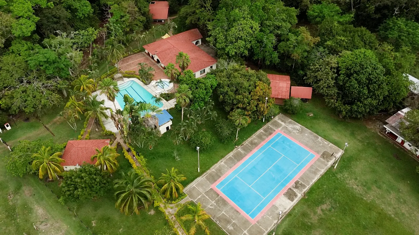 Zona social con piscinas